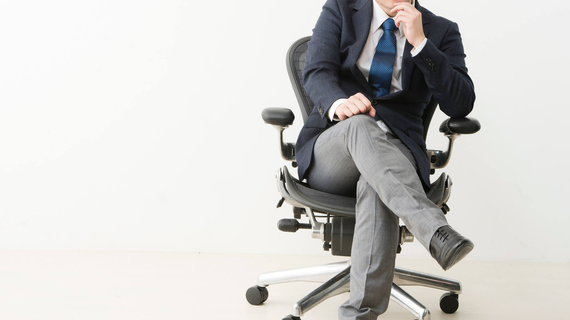 椅子に座るとき 足を組むのが習慣の人は要注意 体への影響と意識したい改善策 Exgel Seating Lab エクスジェル シーティングラボ 株式会社 加地
